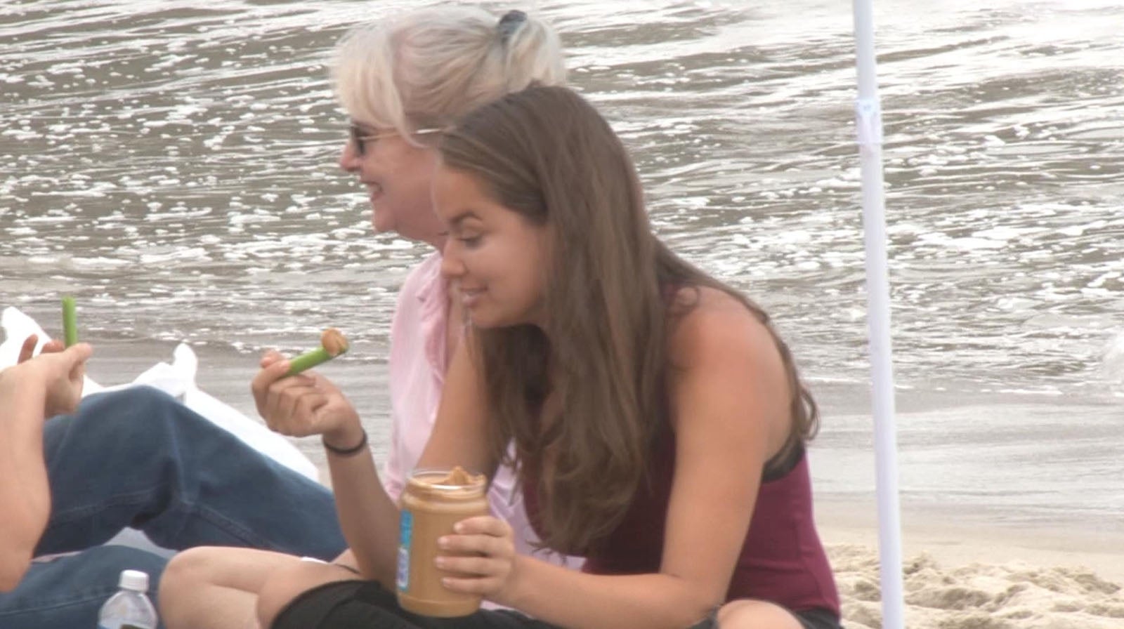 セロリにピーナツバター（写真提供：毎日放送）