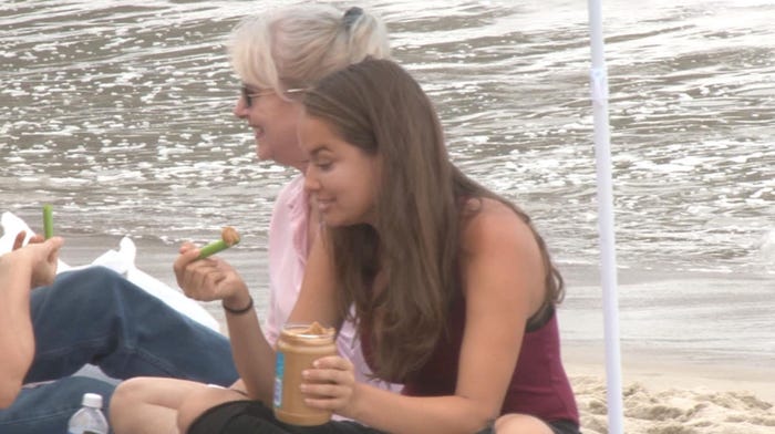 セロリにピーナツバター(写真提供:毎日放送)