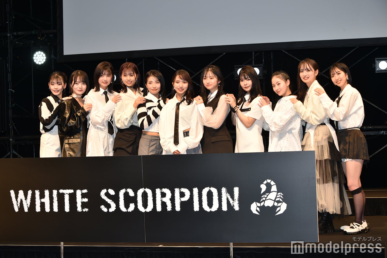 WHITE SCORPION／（左から）モモテレ、ピース、ハンナ、ニコ、ナビ、ナコ、チョコ、サマー、ココア、アリー、アオ（C）モデルプレス