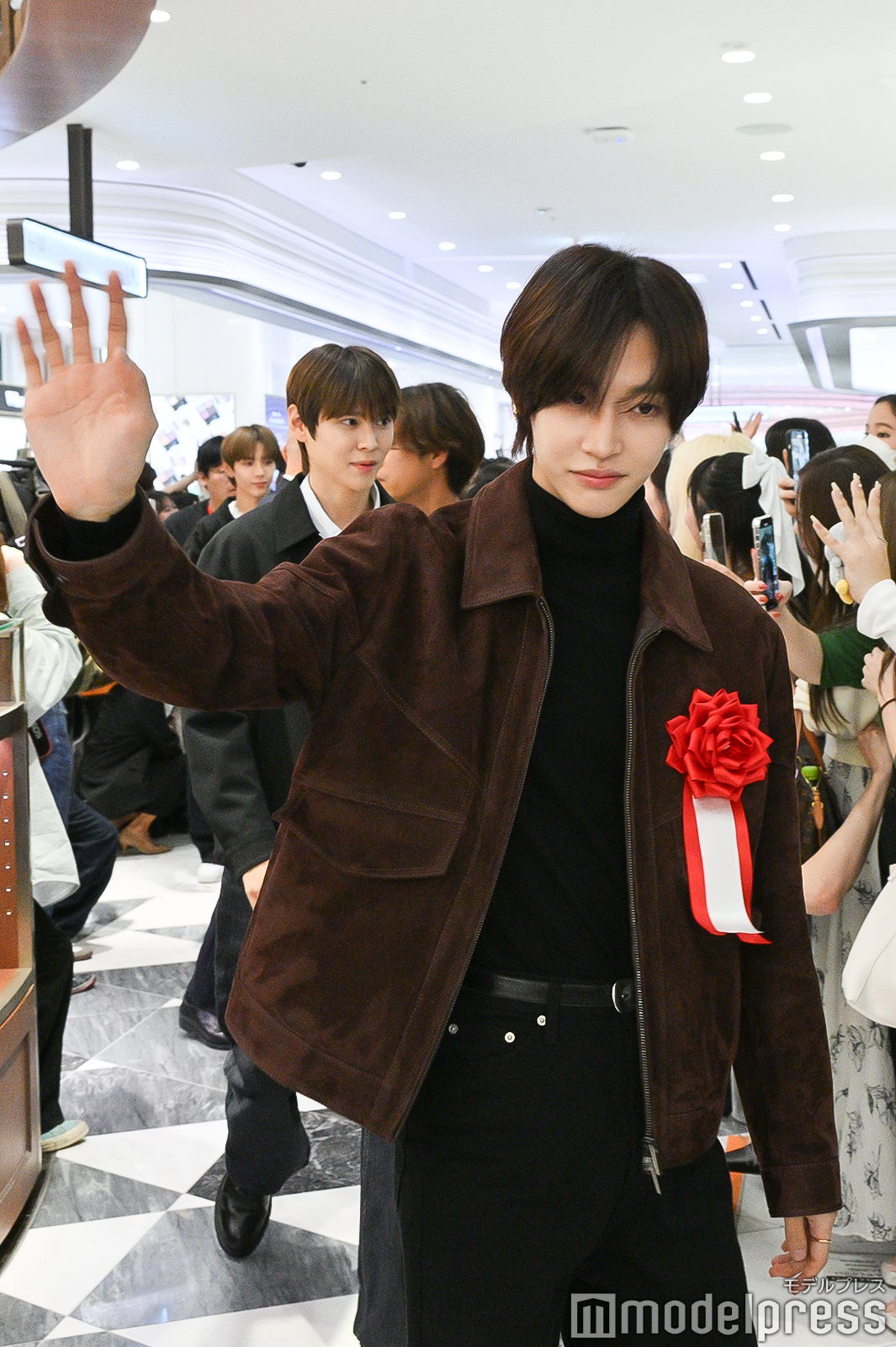 報道陣に手を振るウォンビン（C）モデルプレス