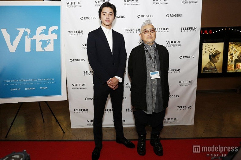 東出昌大、石井隆監督（C）2015『GONIN サーガ』製作委員会