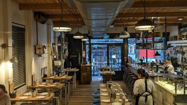 オークランドにはスタイリッシュで美味なレストランも多い（写真は地元で人気の店「デポ」）