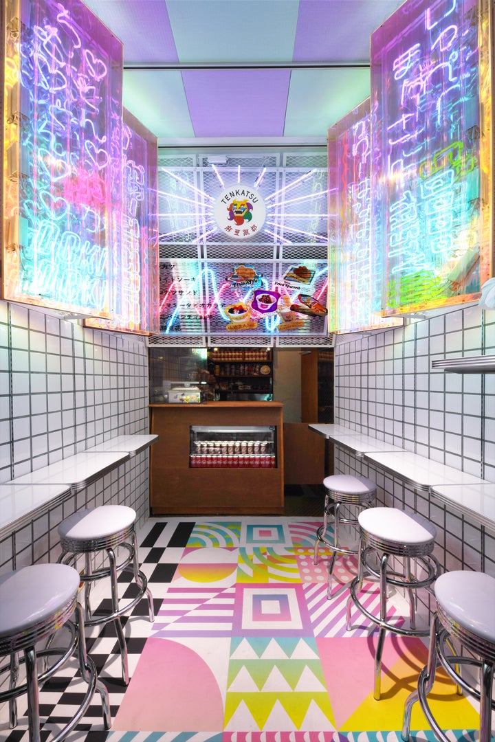 オーロラ感が満載のSci-Fi（サイファイ）なネオントーク空間（提供画像）