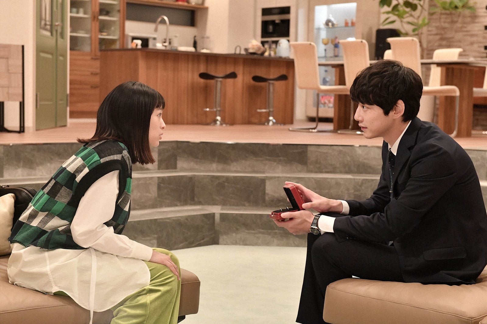 「ハンオシ」百瀬（坂口健太郎）の“手繋ぎ膝枕”に視聴者悶絶「私もされたい」「罪深い」