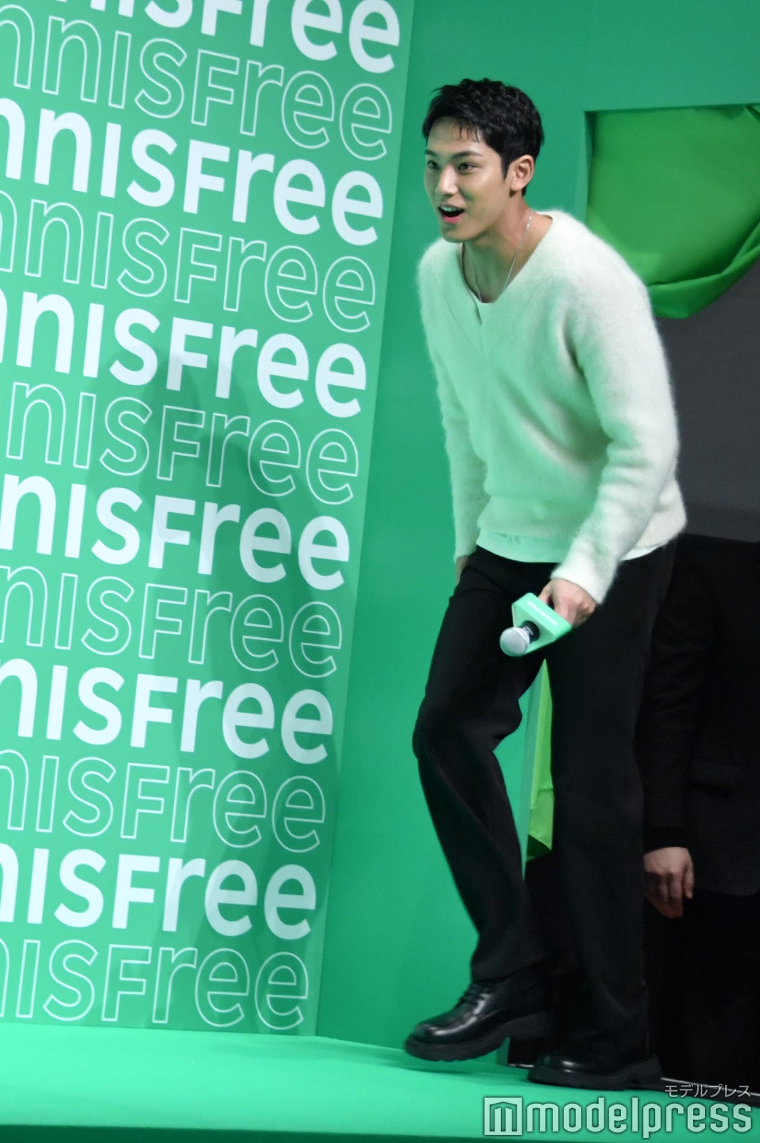 勢いよく登場するMINGYU（C）モデルプレス