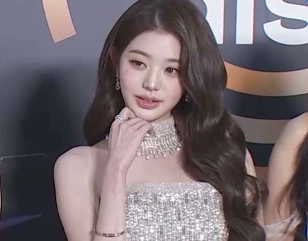 「美脚やばい」「美しすぎてドキドキする」IVE、スタイルの良さが際立つ豪華衣装に反響！『第40回 ゴールデンディスクアワード』レッドカーペットに登場