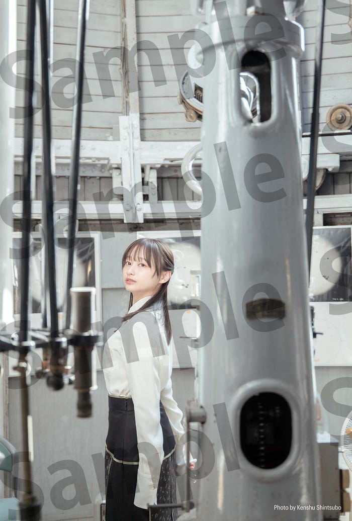 影山優佳 1st写真集「知らないことだらけ」紀伊國屋書店4本店特典ポストカード/撮影:新津保建秀(扶桑社刊)