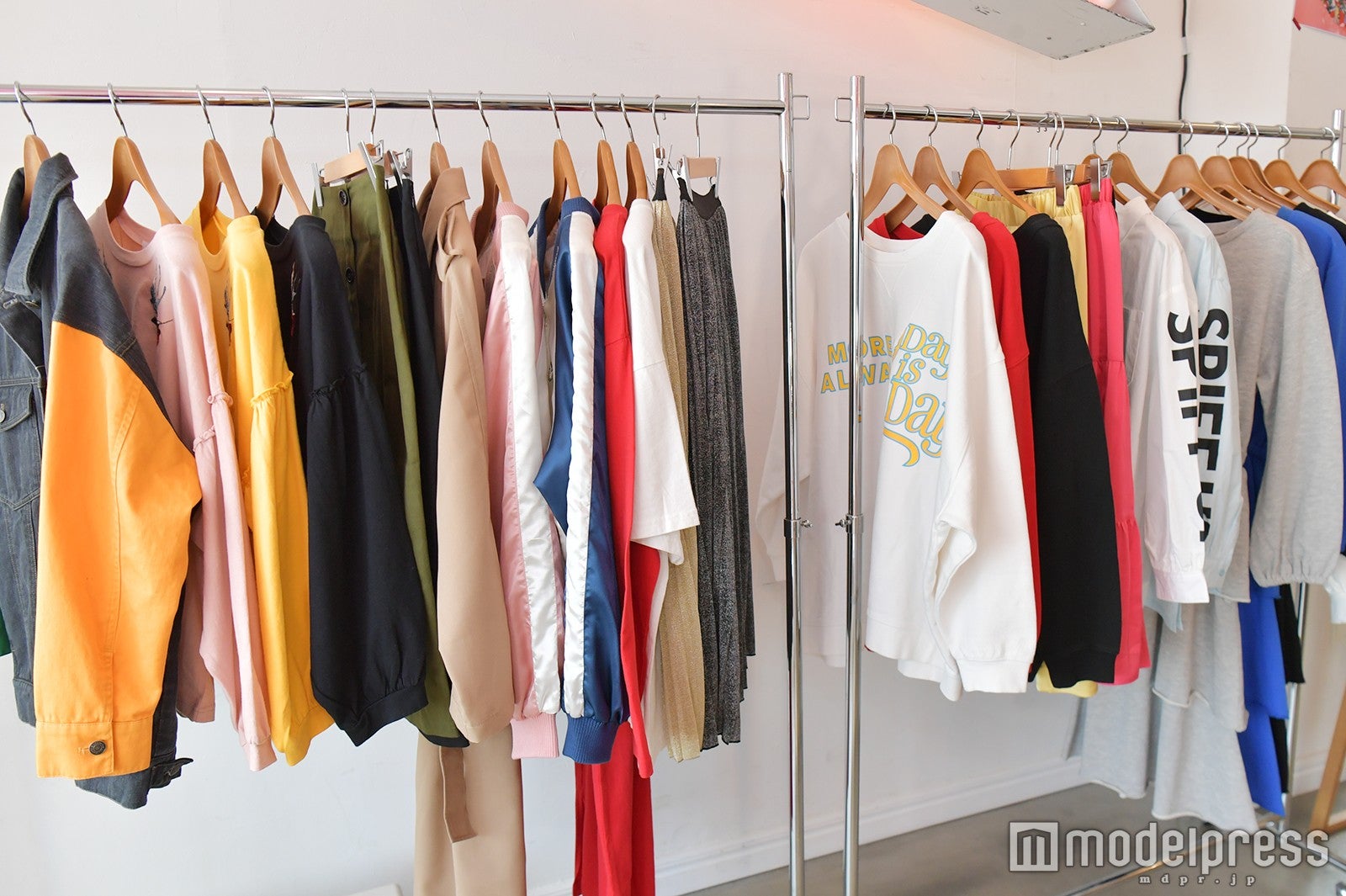 元気をもらえそうなポップな色合いのアイテム達（C）モデルプレス