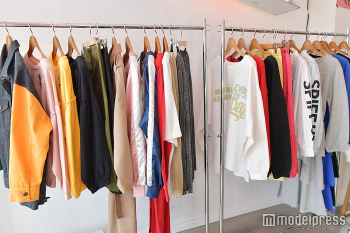 元気をもらえそうなポップな色合いのアイテム達(C)モデルプレス