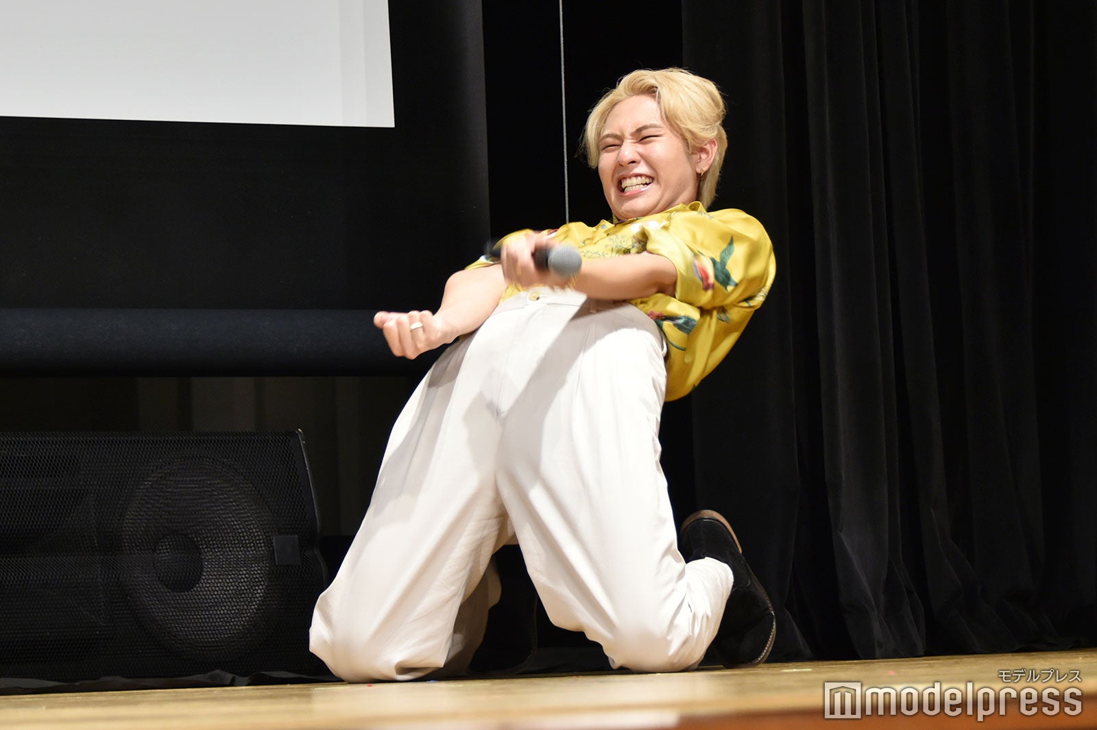 大西流星の「だーいすきだよ」にのた打ち回る猪狩蒼弥（C）モデルプレス