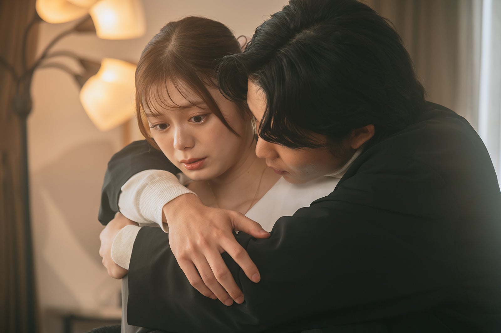 紺野彩夏、鈴木仁「復讐カレシ～溺愛社長の顔にはウラがある～」第2話（C）「復讐カレシ～溺愛社長の顔にはウラがある～」製作委員会・MBS