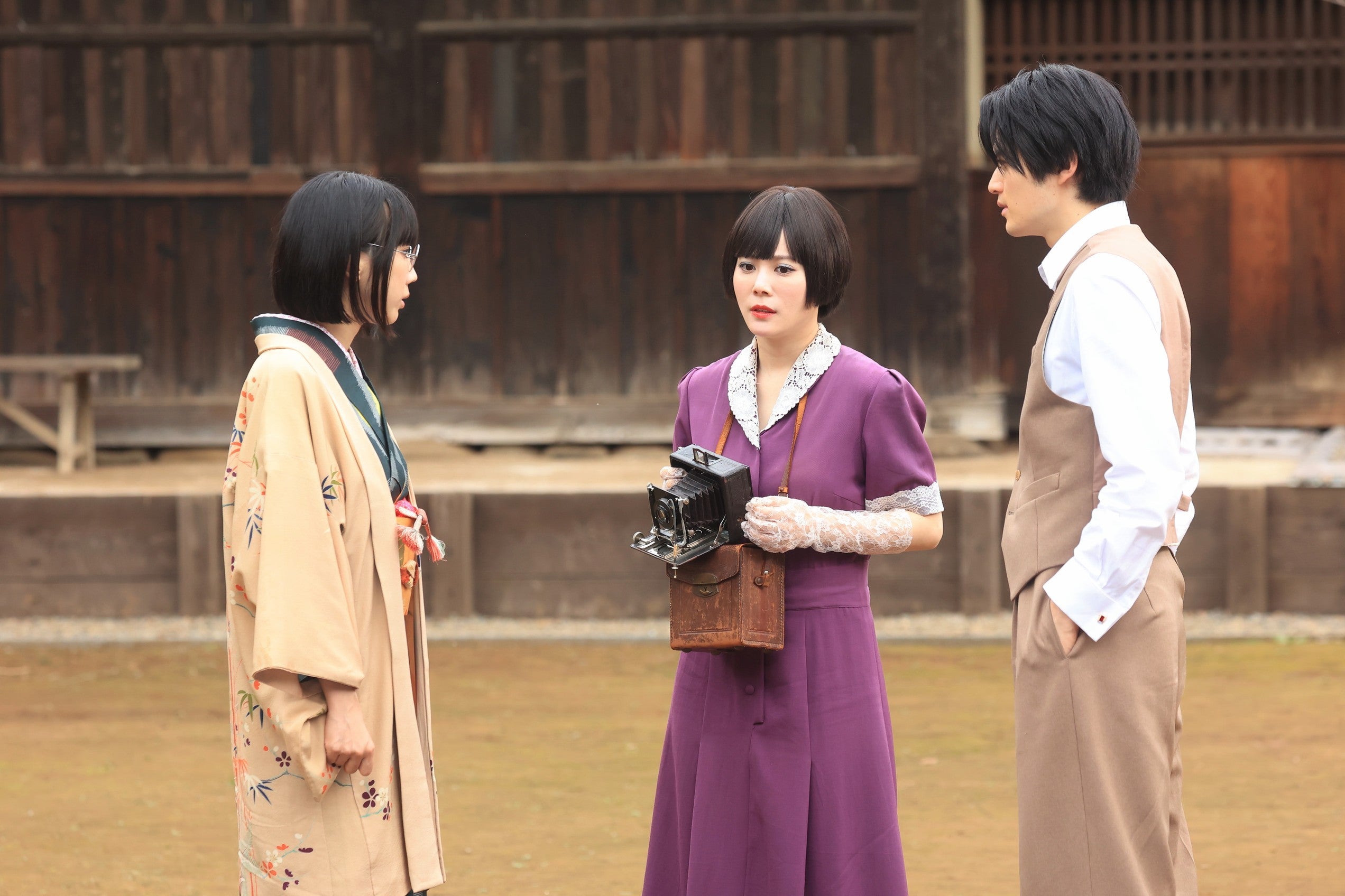 松本穂香、北乃きい、鈴鹿央士「嘘解きレトリック」第5話（C）フジテレビ