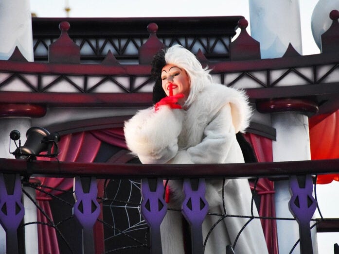 『101匹わんちゃん』の“クルエラ・ド・ヴィル”も妖しい雰囲気で笑顔を振りまきます