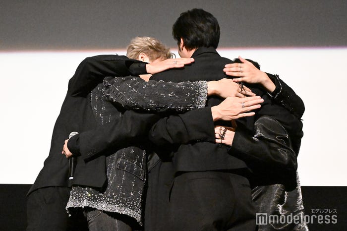 ハグをするトゥーイ、スマート、ブーム、ナムワーン、ピーナッツ、ユーロ、ボス監督(C)モデルプレス