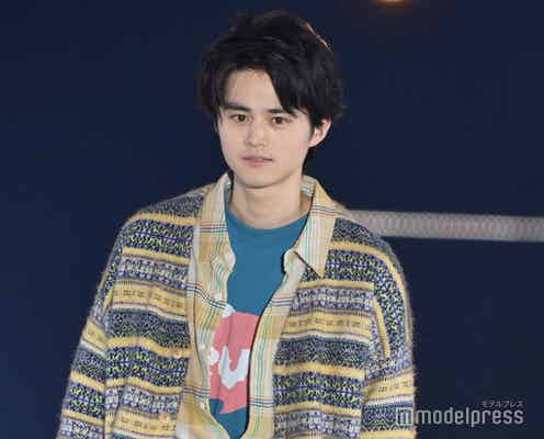 鈴鹿央士、ランウェイ登場直後から歓声の嵐 柄×柄の個性派スタイルも着こなし<GirlsAward 2023 A/W>