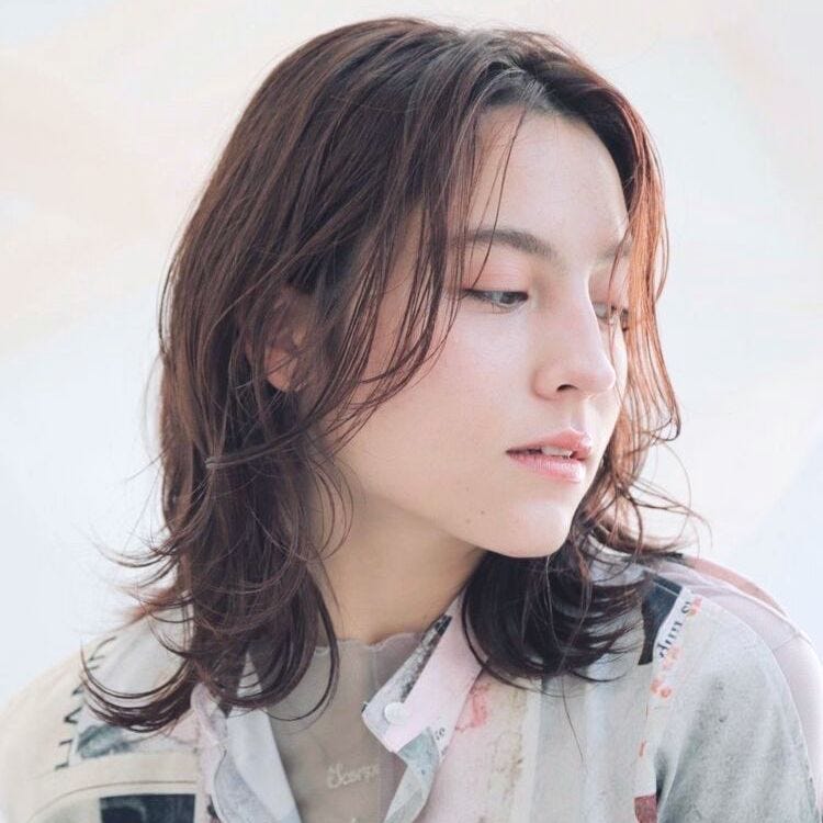 丸顔さんに似合う最新ミディアム特集 22 小顔見せが叶うおすすめの髪型 モデルプレス 丸顔さんに似合う最新ミディアム特集 22 小顔見せが叶うおすすめの髪型 モデルプレス