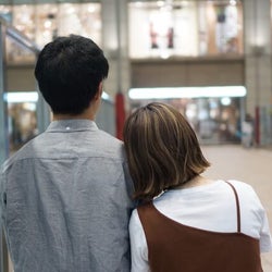 デート前必見 初デートで男性がドキッとする女性の仕草5選 モデルプレス