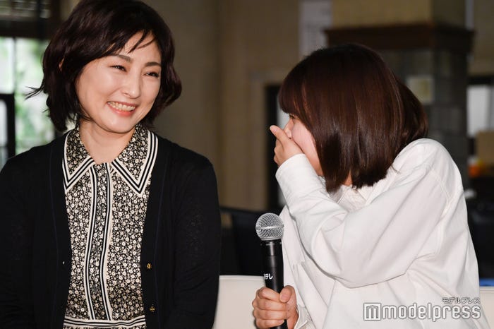 常盤貴子と談笑する芳根京子(C)モデルプレス