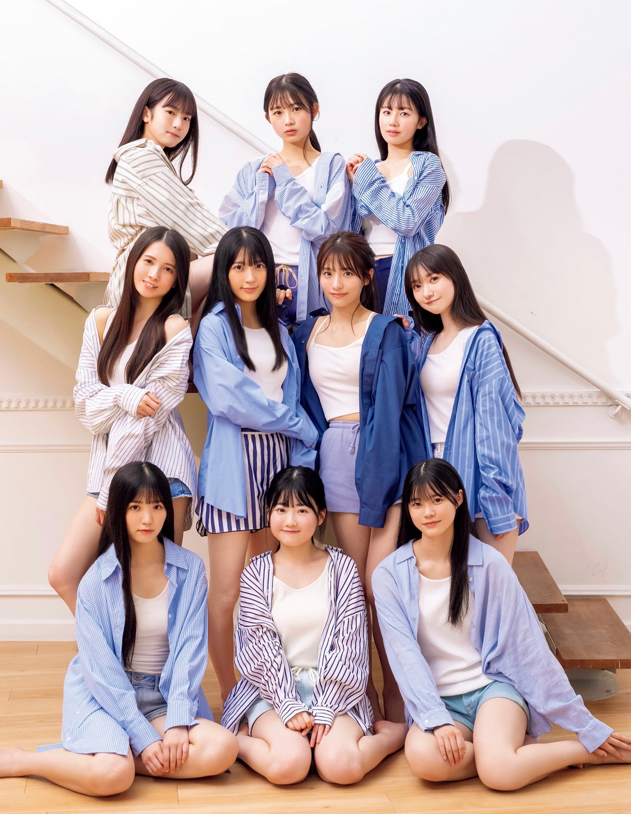 AKB4817期研究生、仲良く10人で密着 素肌感溢れるグラビア披露