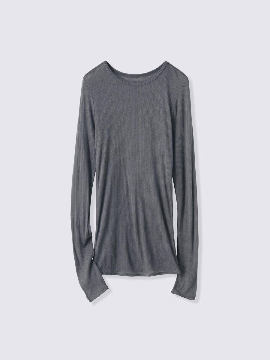 ダークグレーのクルーネック長袖Tシャツの物撮り ダークグレーのクルーネック長袖Tシャツの物撮り