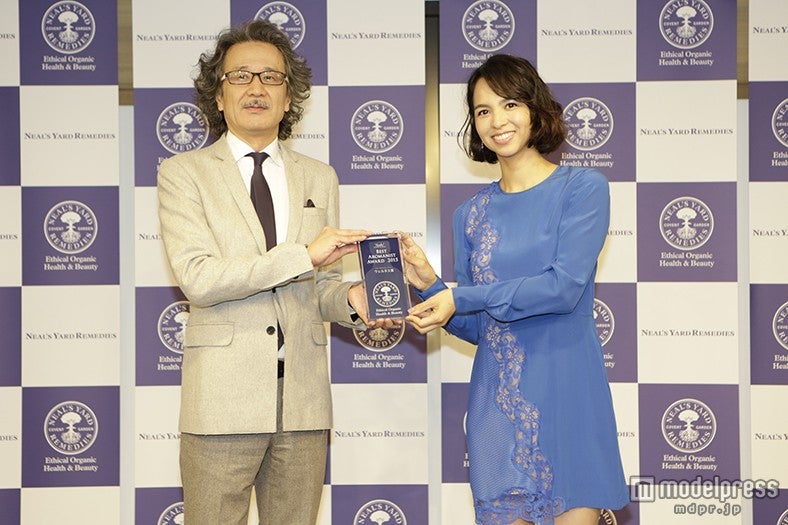 授賞式の様子／鈴木サチ（右）