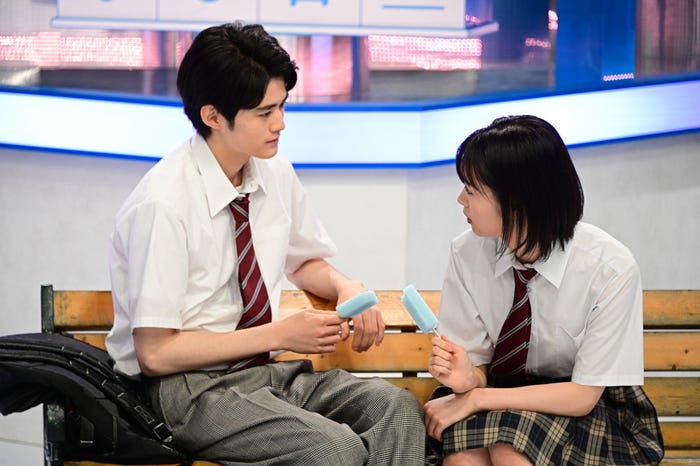 (左)鈴鹿央士(C)TBS