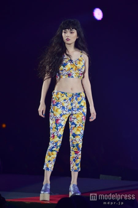 「KAWI JAMELE」のステージに登場した秋元梢