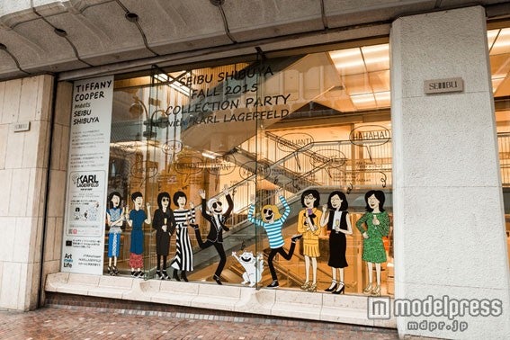 ポップなカール・ラガーフェルドと記念撮影