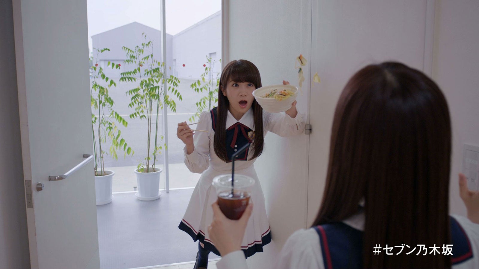 秋元真夏／マネキンチャレンジ動画より（提供写真）