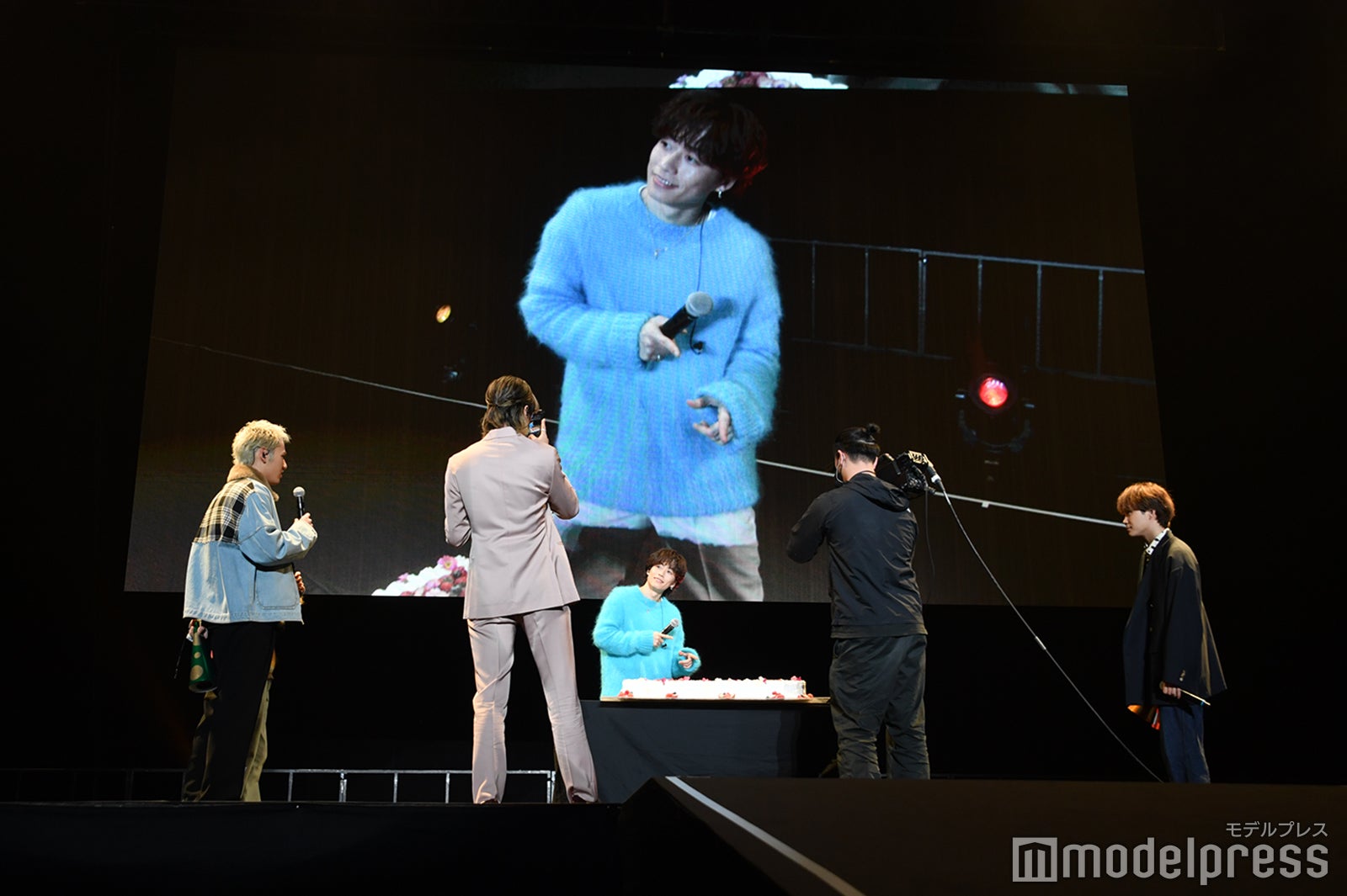 ゆうたを記念撮影するやまと （C）モデルプレス