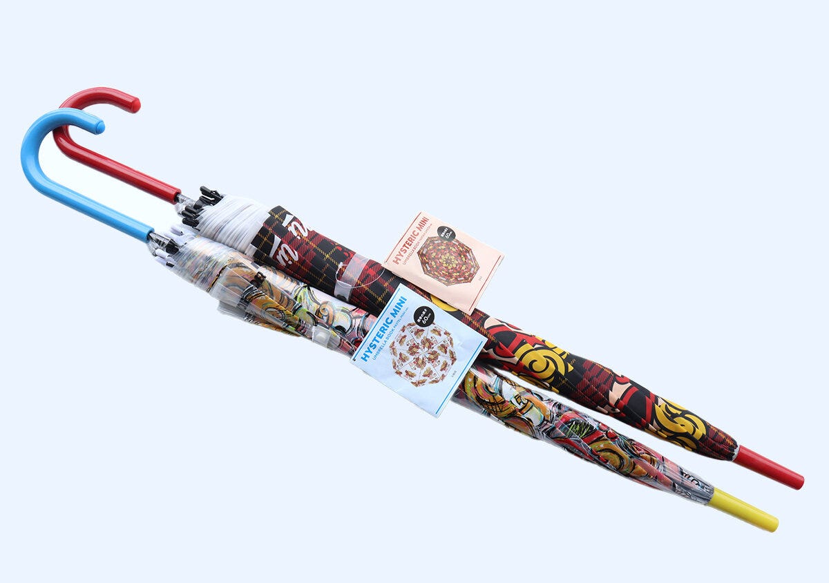 ヒステリックミニのコラボ傘2本が閉じた状態で並ぶ ヒステリックミニのコラボ傘2本が閉じた状態で並ぶ