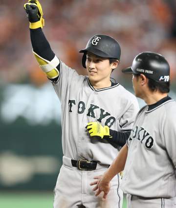 巨人・浦田 照れ笑いのマリオジャンプ 2打席連続適時打含む3安打3打点の大暴れ