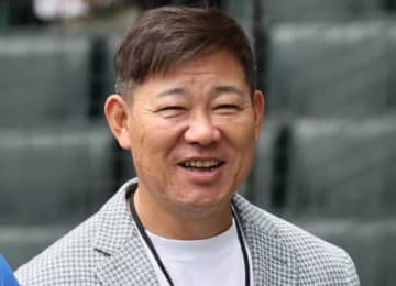 PL先輩後輩コラボに「すごいですね」「最高です」 ロッテキャンプにトリオ結集 サブロー監督を挟み「スーパースターが勢揃い」と投稿