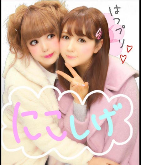 (左から)藤田ニコル、村重杏奈/藤田ニコルTwitter