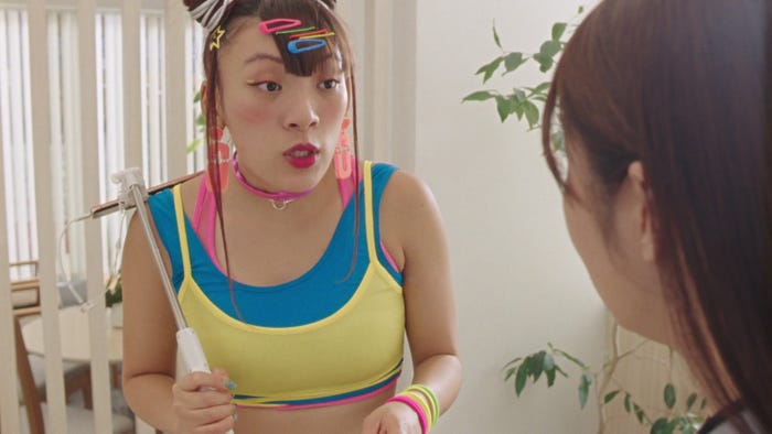 フワちゃん、指原莉乃/新CM「珍客 フワちゃん」篇より(提供写真)