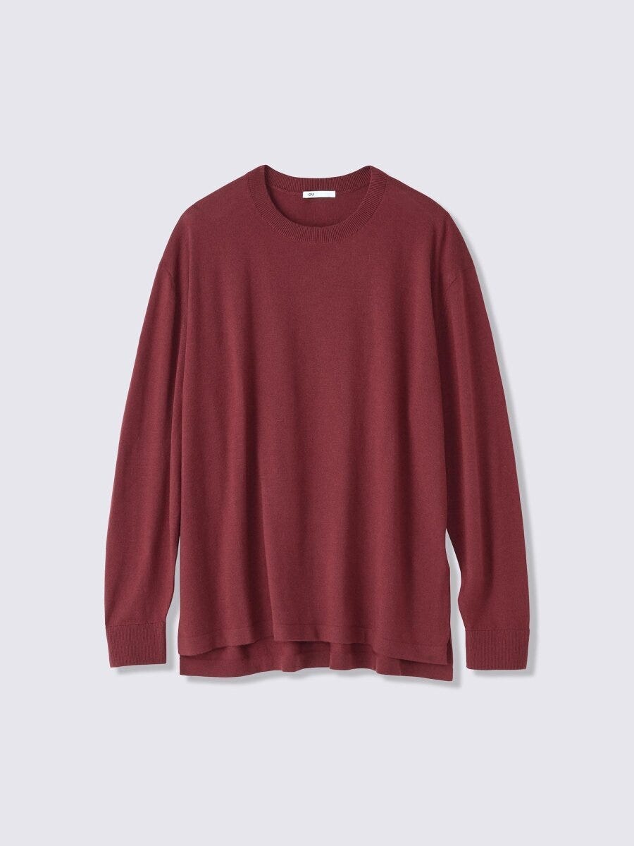 ボルドー色のクルーネックセーターを平置きにした俯瞰