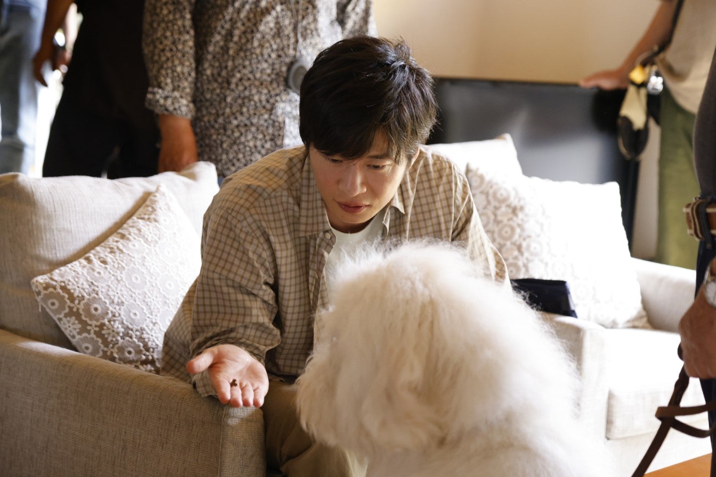 田中圭、初対面の犬にも好かれる凄さ　俳優犬・ベックとの仲良し秘蔵写真公開＜ハウ＞