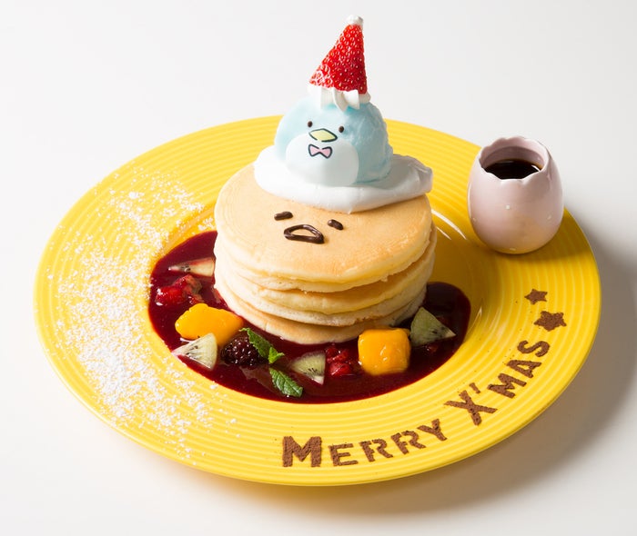 メリークリスマス♪タキシードサムとぐでたまのフルーツパンケーキ1,150円（税抜）（C）1979, 2013, 2018 SANRIO CO., LTD. APPROVAL NO.S592652