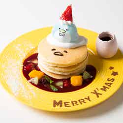 メリークリスマス♪タキシードサムとぐでたまのフルーツパンケーキ1,150円(税抜)(C)1979, 2013, 2018 SANRIO CO., LTD. APPROVAL NO.S592652