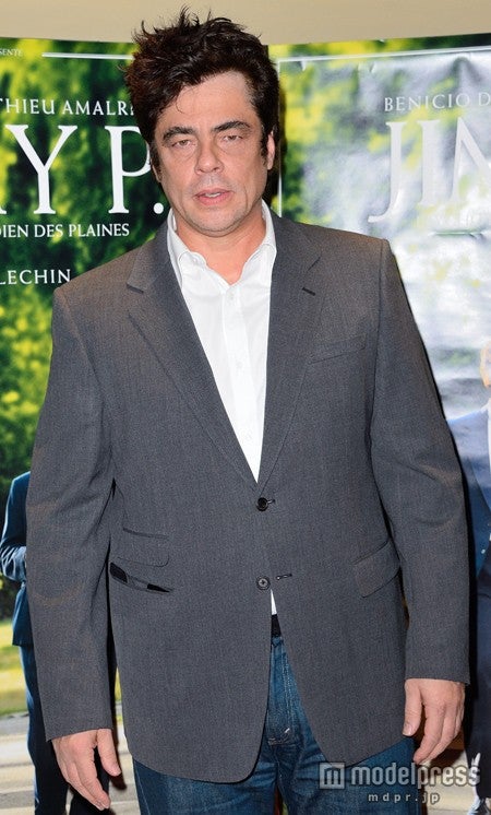 疲れているのか、普通なのかわからないヨレっとした顔がセクシーなベニチオ。Newscom / Zeta Image
