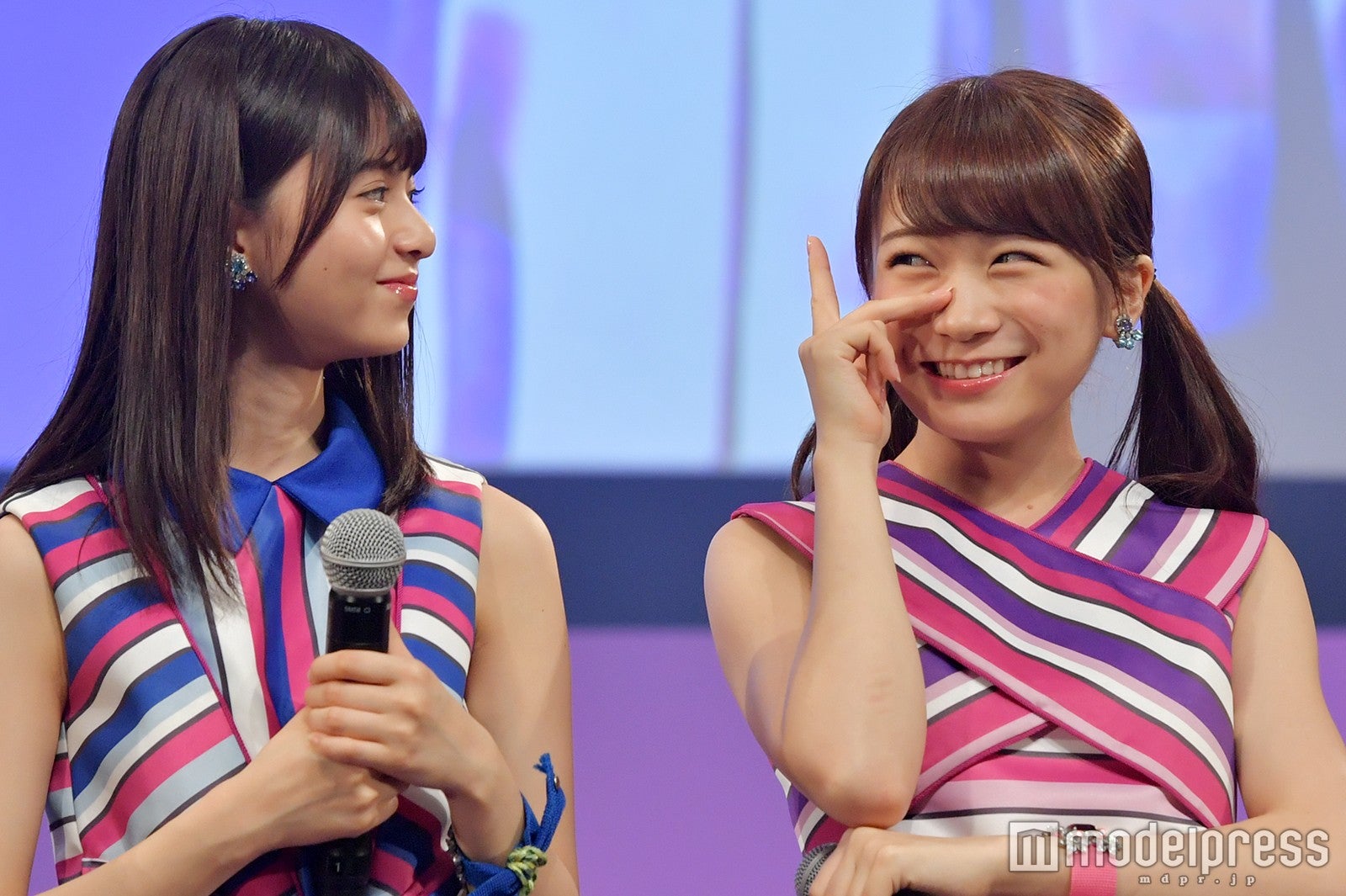 先に始めたのは秋元真夏、齋藤飛鳥に目線を送ってポーズを求める（C）モデルプレス