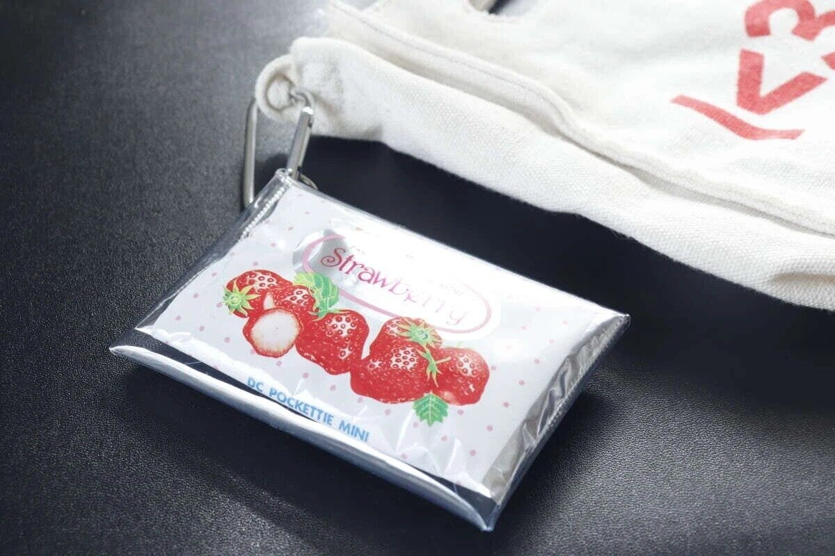 カラビナ付きティッシュポーチにいちご柄のミニティッシュが入っている様子