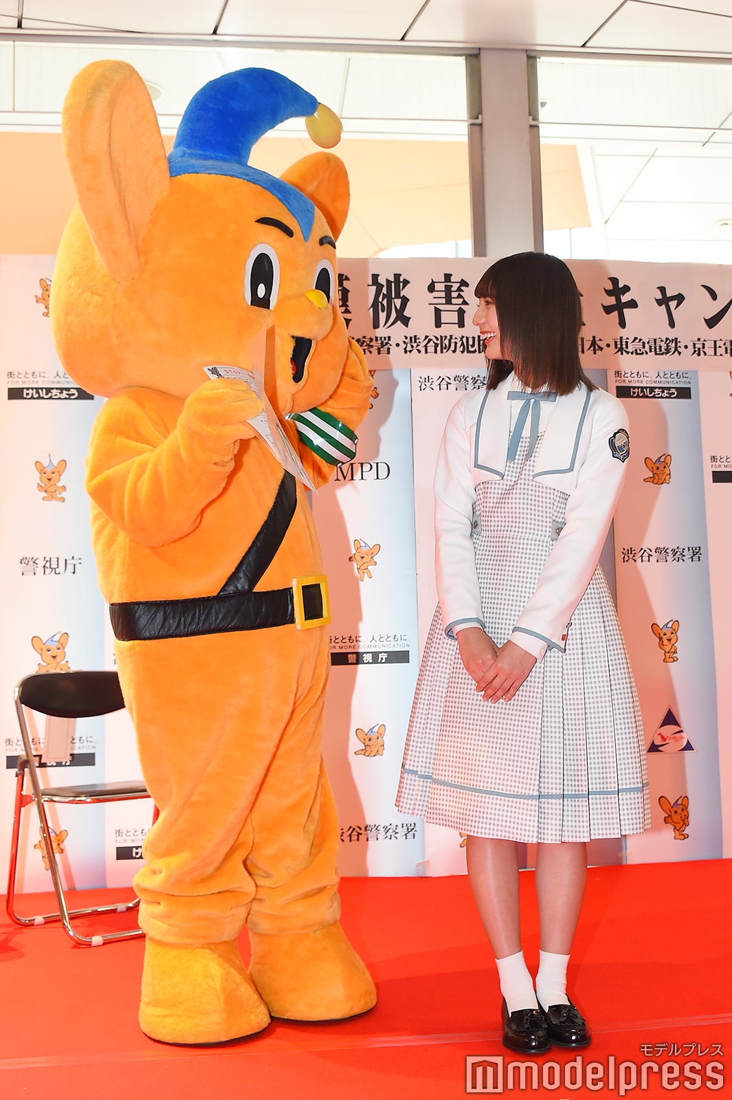 見つめ合うピーポくん＆小坂菜緒（C）モデルプレス