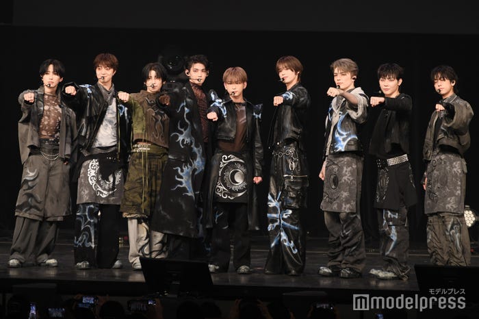 (左から)FUMA(フウマ)、EJ(ウィジュ)、YUMA(ユウマ)、JO(ジョウ)、HARUA(ハルア)、K(ケイ)、MAKI(マキ)、NICHOLAS(ニコラス)、TAKI(タキ)(C)モデルプレス