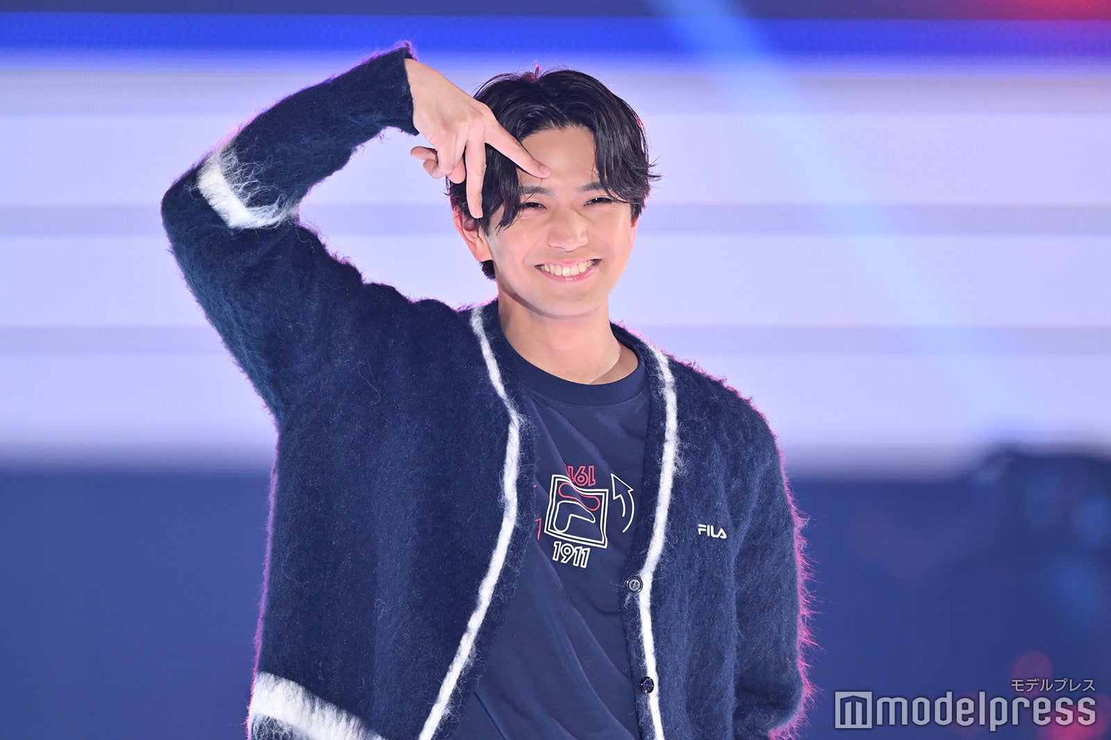 “Aぇポーズ”をする正門良規（C）モデルプレス