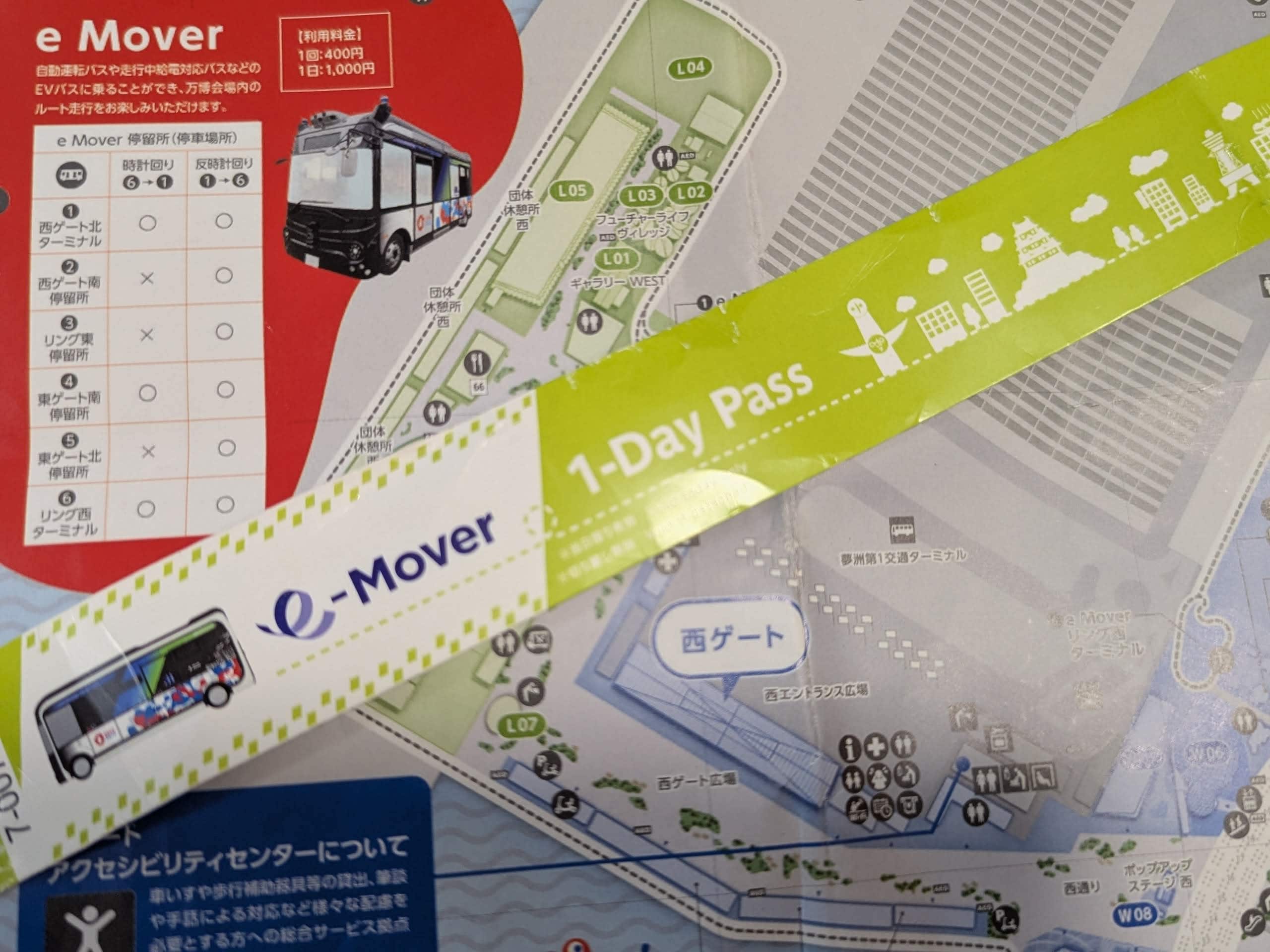 1日券を買うと、腕に目印がつけられる。障害者手帳を持っている本人は無料で利用できる<span
