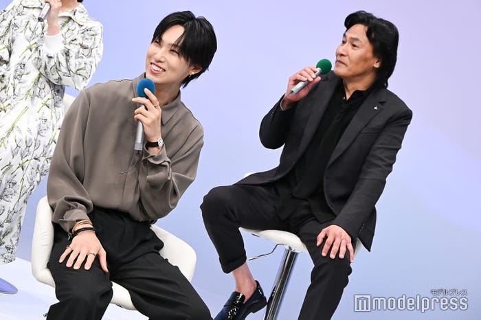 高杉亘の話に笑う堀夏喜(C)モデルプレス