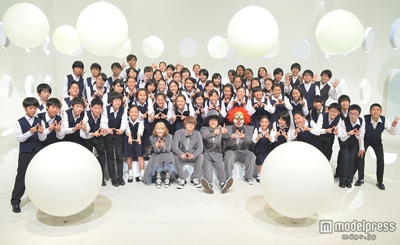 中学生たちと記念写真