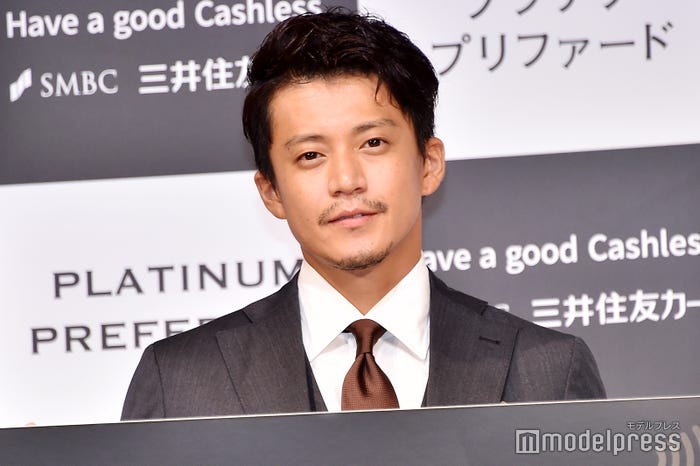 小栗旬(C)モデルプレス