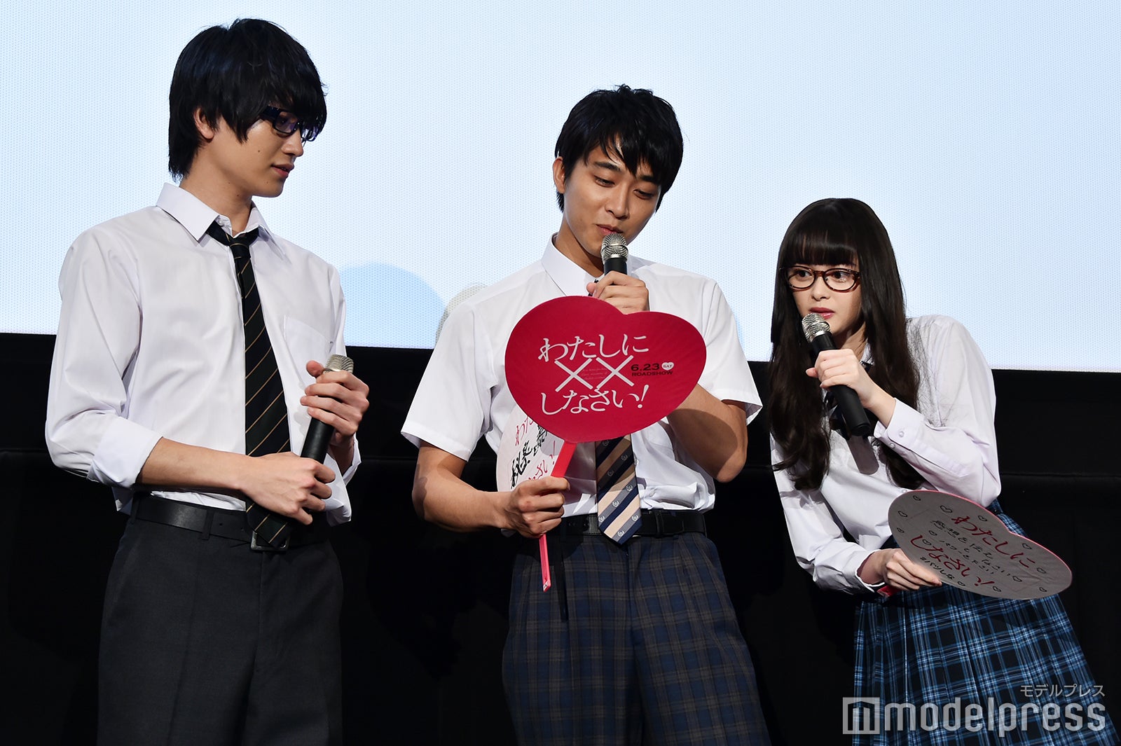 金子大地が書いたメッセージに玉城ティナ「何を言ってるんだぁ？」（C）モデルプレス